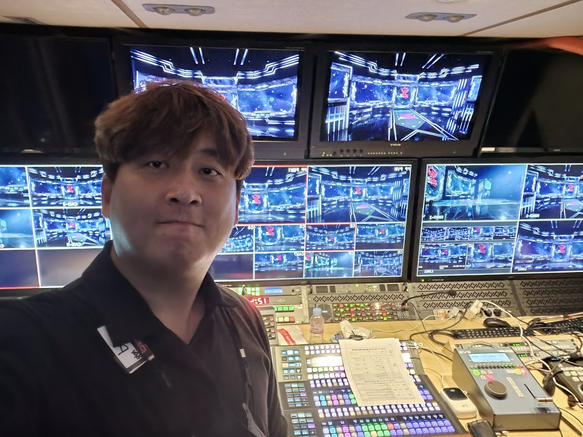 부조정실에서 프로그램을 연출 중인 박윤호 대표